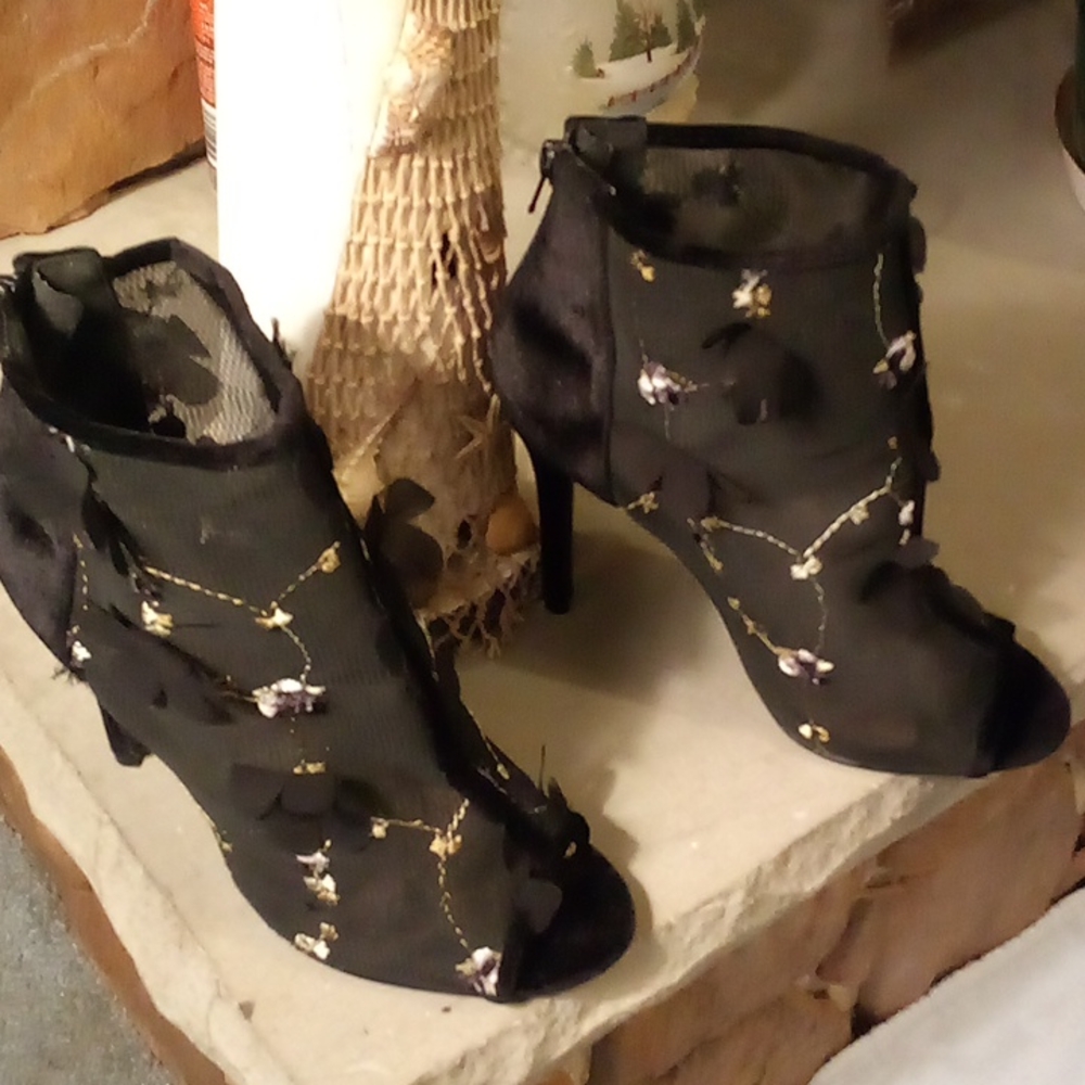 Qupid open toe booties
